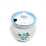Keramik Honigtopf weiß mit hellblauen kleinen Rosen und Spitze